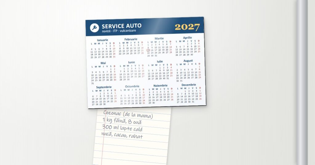 Calendar magnetic personalizat 2027 de 100 × 75 mm pe ușa unui frigider alb, cu o rețetă prinsă sub el