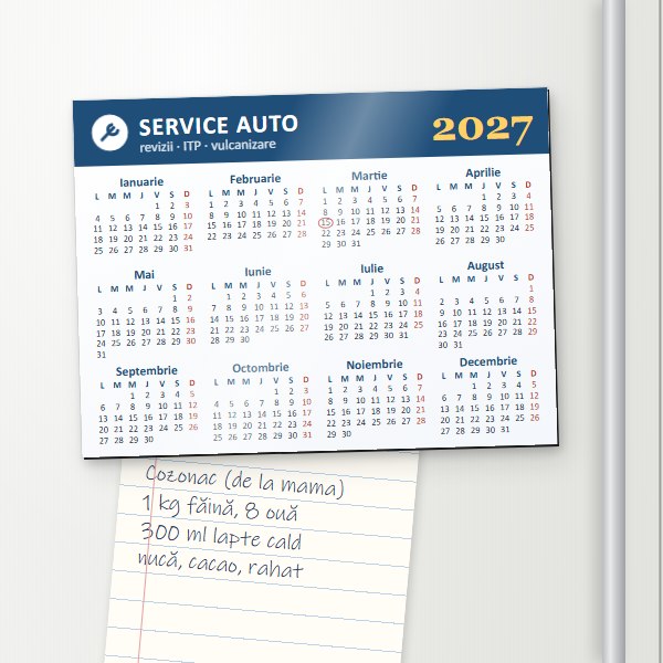 Calendar magnetic personalizat 2027 de 100 × 75 mm pe ușa unui frigider alb, cu o rețetă prinsă sub el